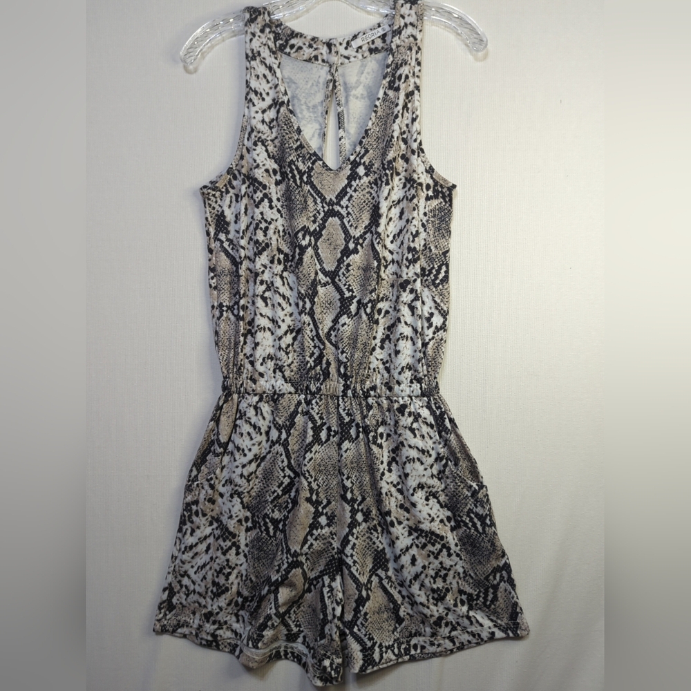 Reoria Black & White Snake Print Sleeveless Romper‎ With Pockets Size Small